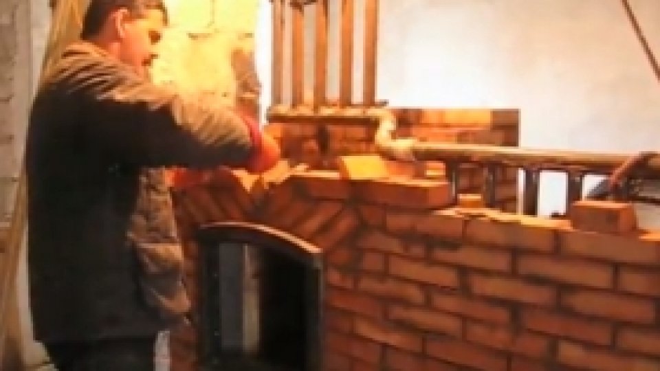 Încălzirea pe lemne, singura soluţie a sătmărenilor care locuiesc la țară