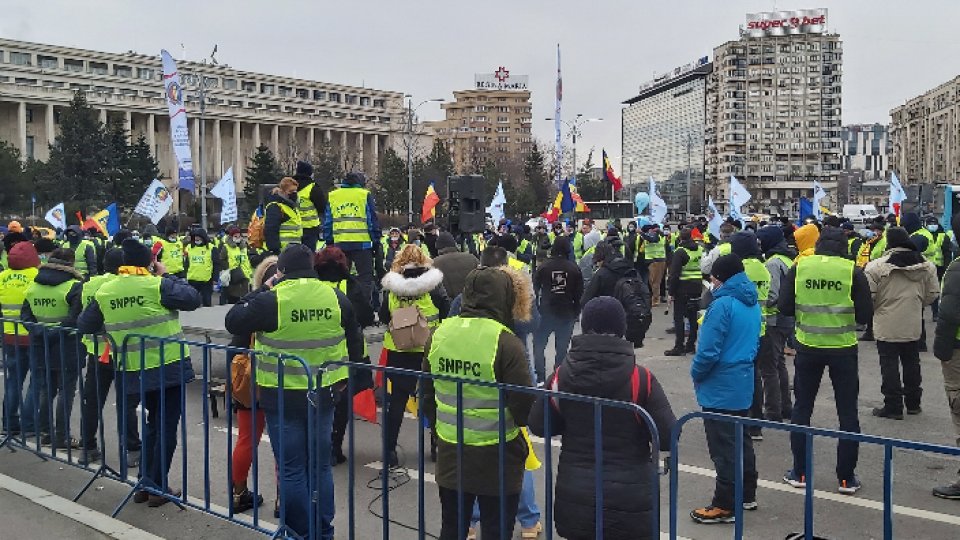 Sute de polițiști din București și din țară au protestat în Piața Victoriei