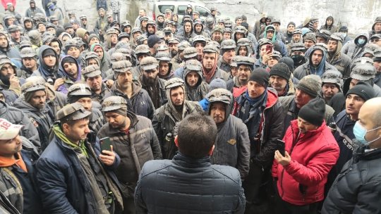 Aproape 100 de mineri din Valea Jiului continuă protestul în subteran