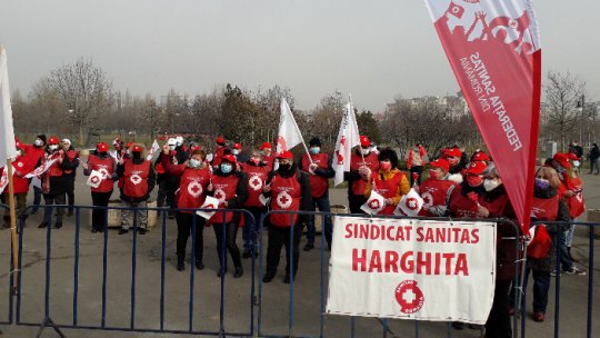 Reprezentantii Federatiei SANITAS protesteaza in fata Parlamentului