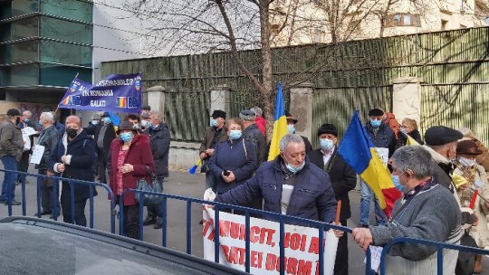 Zeci de pensionari din Galați au protestat în fața Ministerului Muncii