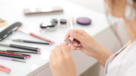 Produse cosmetice expirate sau toxice vândute în magazine din Galați