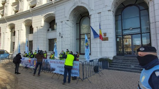 Proteste "Cartel ALFA" în faţa Ministerului de Finanţe