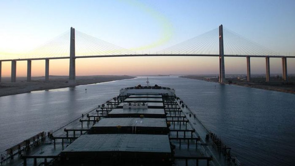 Canalul Suez este blocat de două zile de o navă