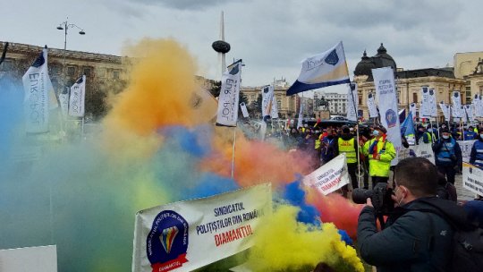 Sute de poliţişti protestează în Bucureşti