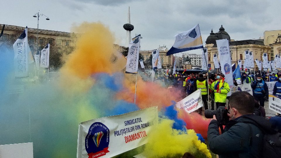 Sute de poliţişti protestează în Bucureşti