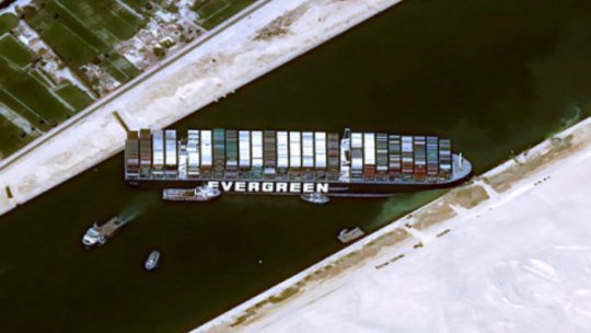Eforturi susţinute de deblocarea navigației pe Canalul Suez