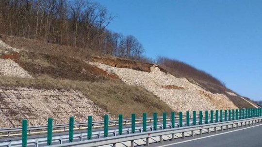 O alunecare majoră de teren s-a produs pe Autostrada Transilvania