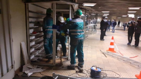 A început demolarea chioşcurilor ilegale de la staţia de metrou Basarab