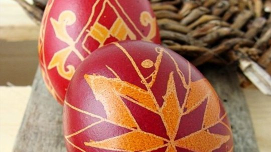 ÎNTRE PRIETENI învăţăm să încondeiem ouă.