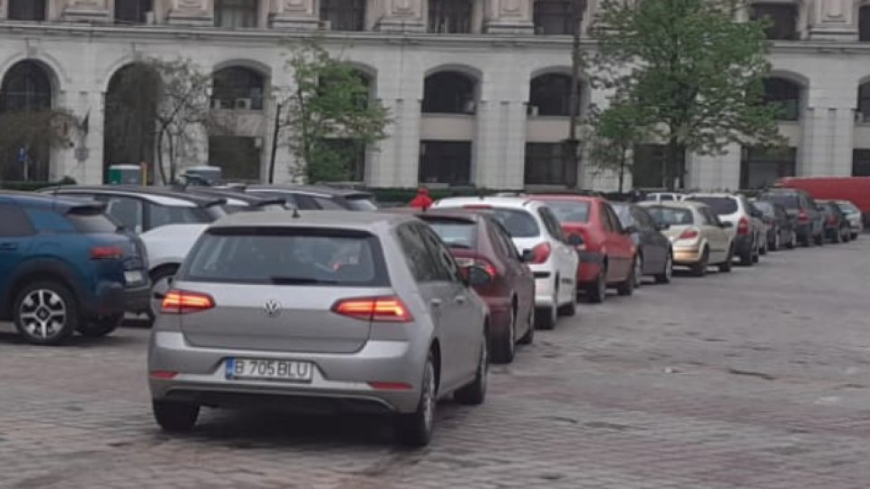 Coadă la centrul de vaccinare anti-COVID drive thru din Piața Constituției