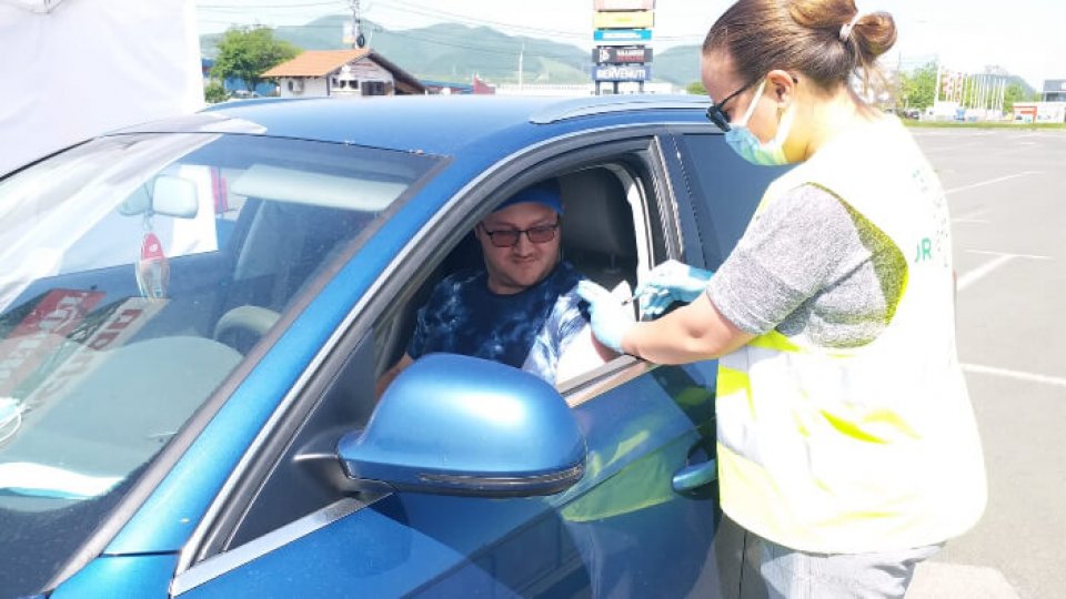 10.000 de persoane vaccinate la centrul "drive-thru" din Deva