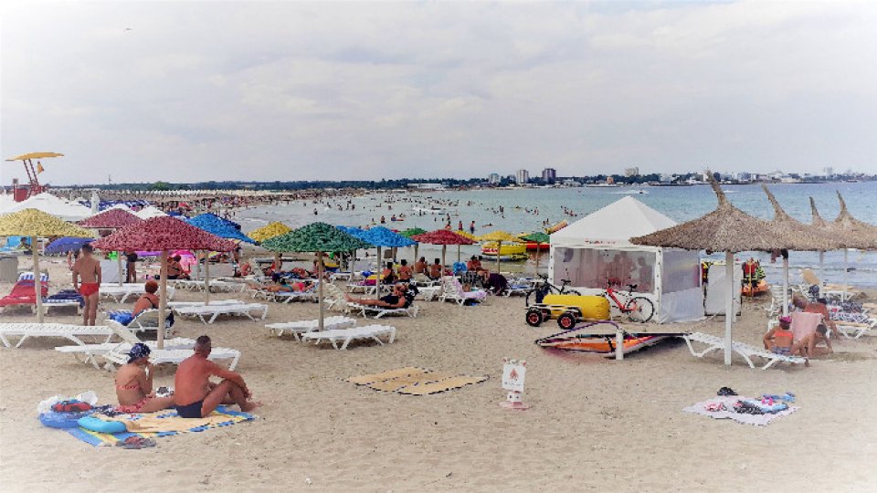 De la 1 iunie, turiştii vor putea sta pe plajă fără mască