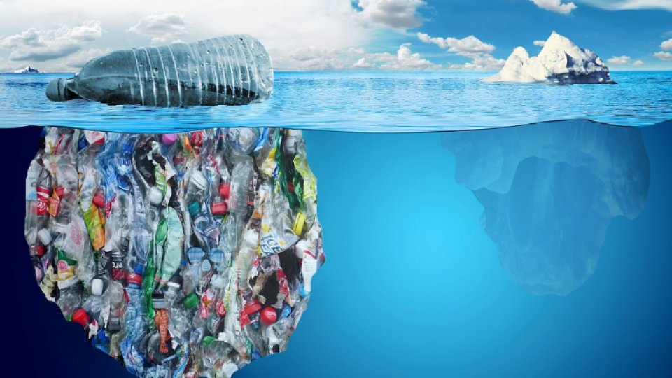 Plasticul ce poluează mările şi oceanele