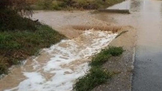 Ploile au provocat pagube în Bucureşti şi în alte 34 de localităţi