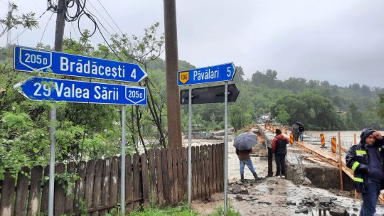 Zeci de gospodării sunt izolate în Vrancea
