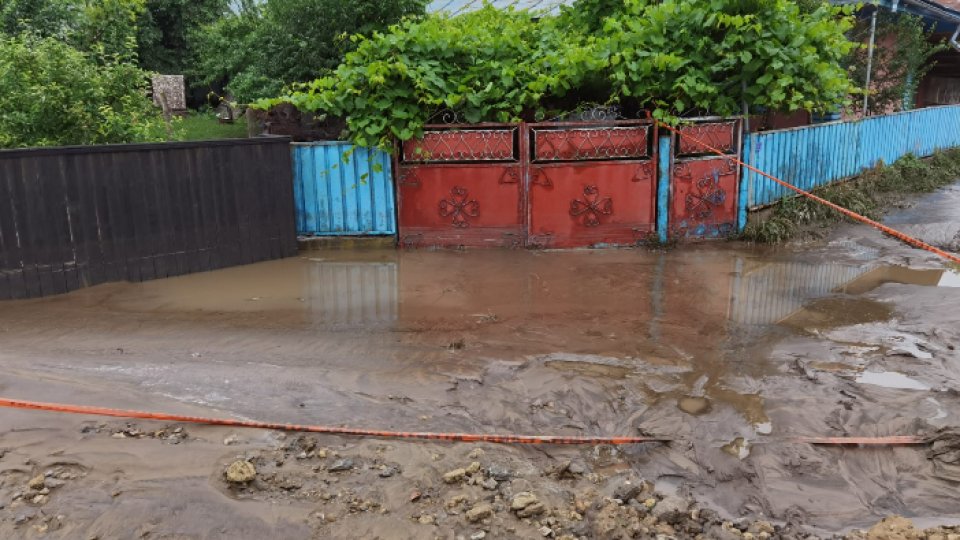 Străzi și curți inundate în Galați