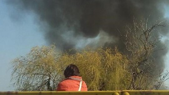 Pompierii rămân peste noapte la depozitul din Brazi, cuprins de incendiu