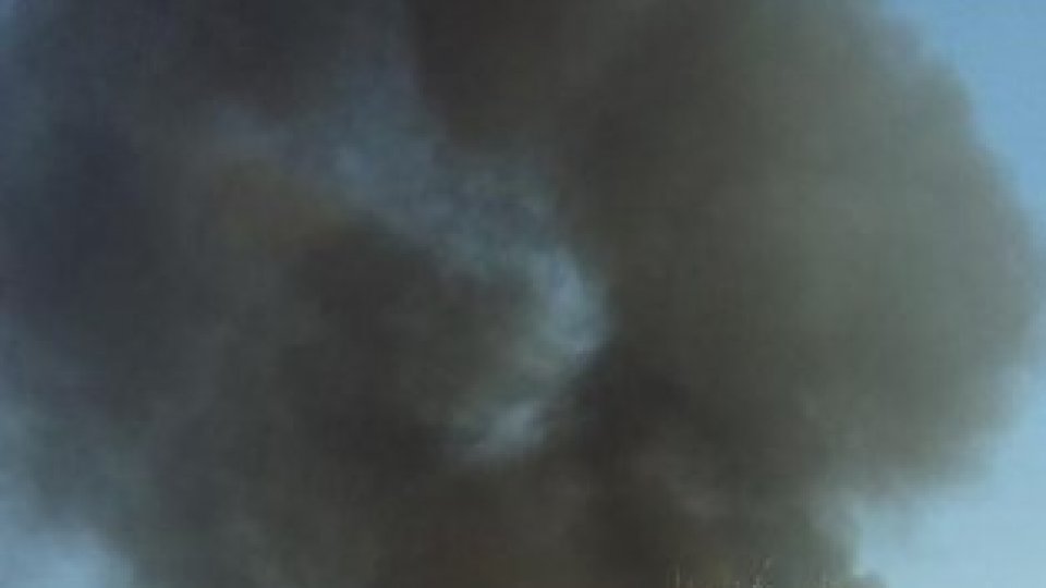 Pompierii prahoveni încă nu au stins incendiul izbucnit la hala din Brazi