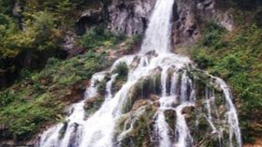 Cascada Bigăr s-a prăbuşit luni din cauze naturale