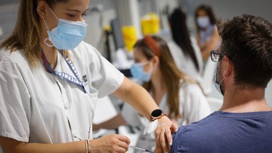 Spania:cresc îngrijorător cazurile de COVID în rândul tinerilor nevaccinați
