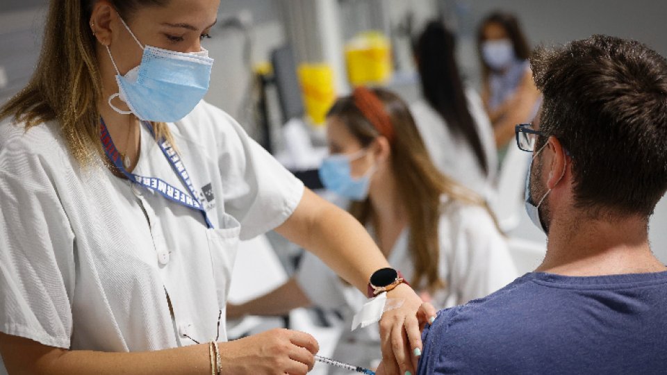 Spania:cresc îngrijorător cazurile de COVID în rândul tinerilor nevaccinați