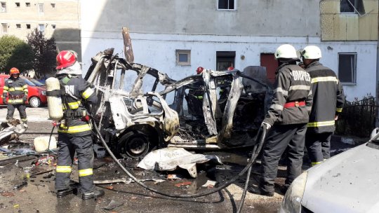 Explozie şi incendiu la o dubiţă în Râmnicu Vâlcea