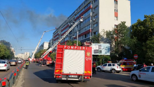 Incendiu produs la ultimul etaj al unui bloc din București
