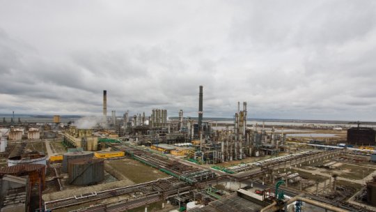 Fumul exploziei de la Petromidia văzut la 10 km-de la Mamaia, Corbu şi Vadu