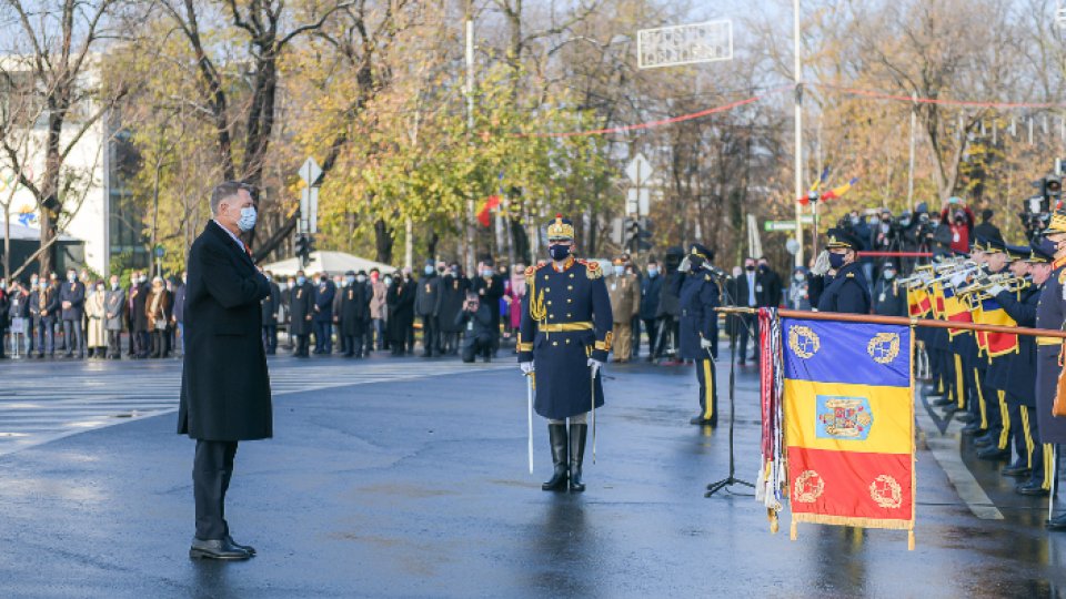 Drapele de luptă, decorate de preşedintele Klaus Iohannis