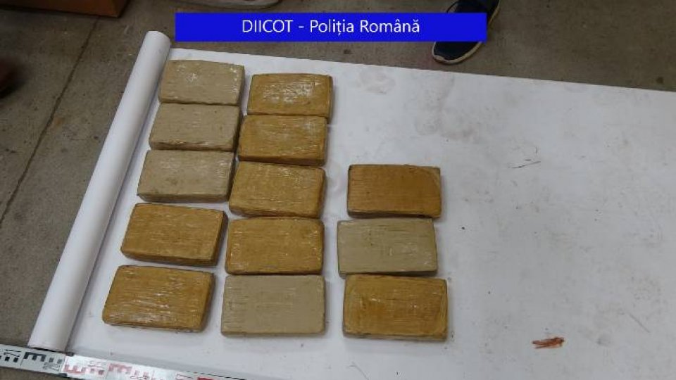 O jumătate de tonă de cocaină, descoperită în 40 de cutii de banane