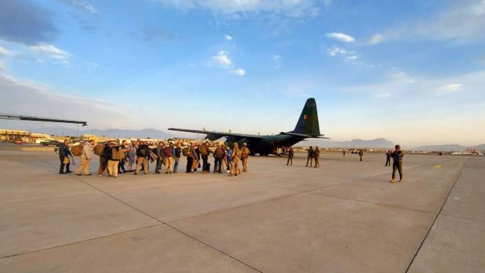 Românii evacuați din Kabul ajung astăzi în țară