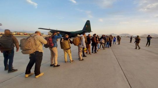 VIDEO: Românii evacuaţi din Kabul au ajuns în ţară