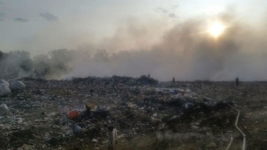 Groapa de gunoi a oraşului Drobeta Turnu-Severin arde mocnit în continuare