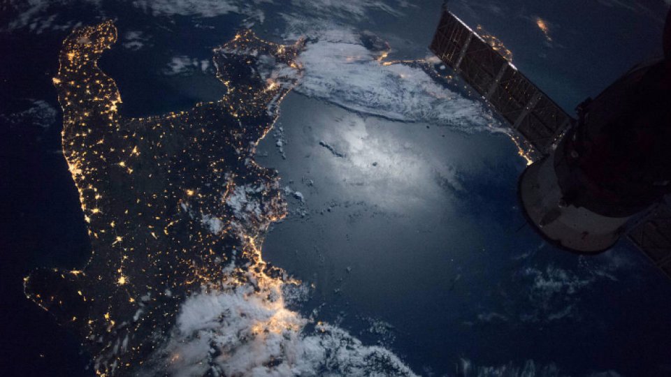 SpaceX ar putea trimite miercuri pe orbită primul echipaj exclusiv civil