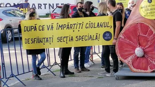 FOTO: Proteste la intrarea în Romexpo, unde se desfăşoară congresul PNL