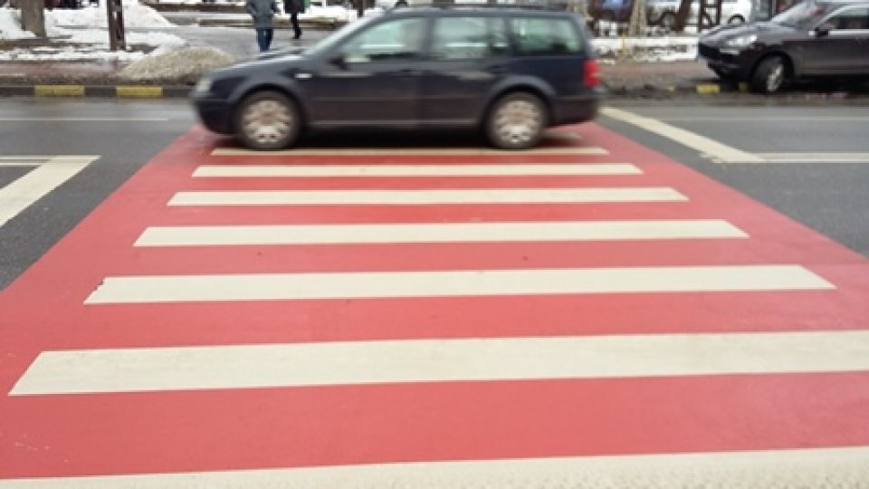 Polițistul care a lovit grav 2 fete pe trecere-control judiciar 60 de zile