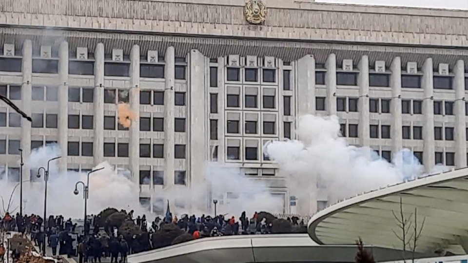 Kazahstan: Mii de protestatari încearcă să pătrundă în sediul președinției