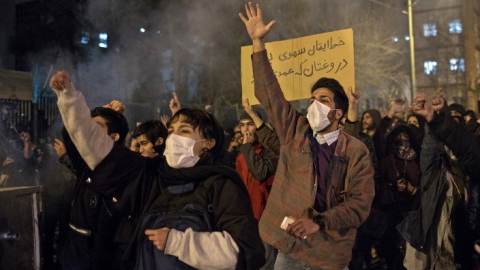  Protestele antiguvernamentale continuă în mai multe oraşe din Iran
