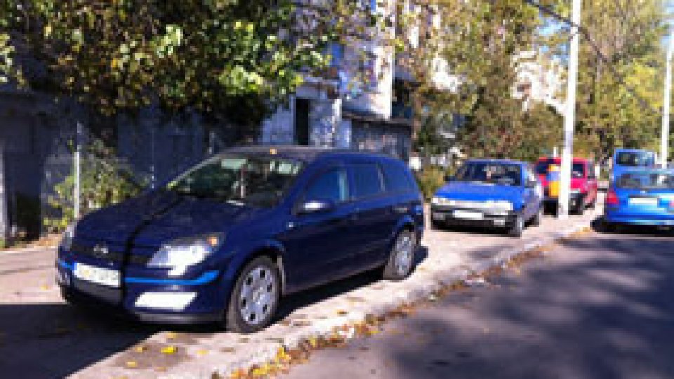 Maşinile parcate neregulamentar pe trotuar pot fi ridicate