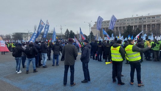 Mii de sindicalişti au protestat în faţa Guvernului României