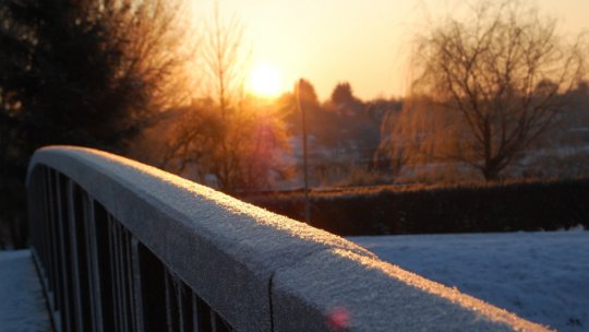 Recomandări ale medicilor privind evitarea expunerii la temperaturi scăzute