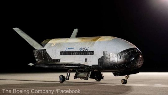 O dronă spaţială a armatei americane, X-37B, a aterizat după ce a petrecut aproape doi ani şi jumătate pe orbită