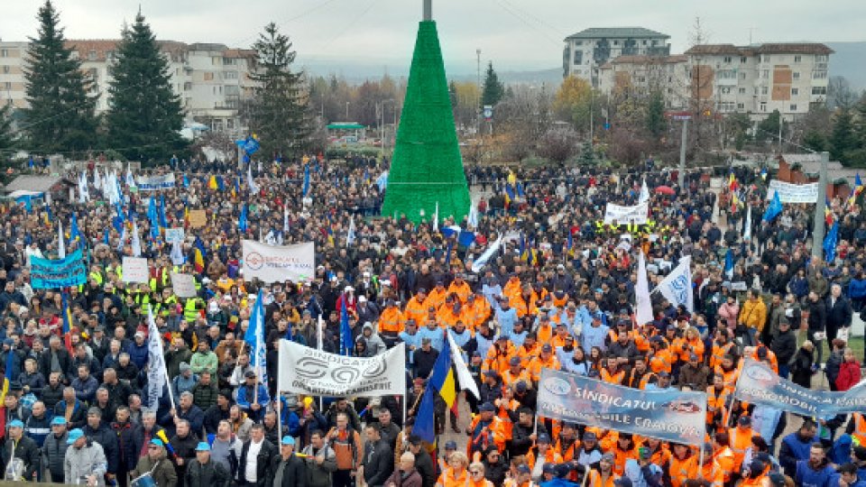VIDEO: Proteste ale sindicaliştilor din industria auto, la Mioveni