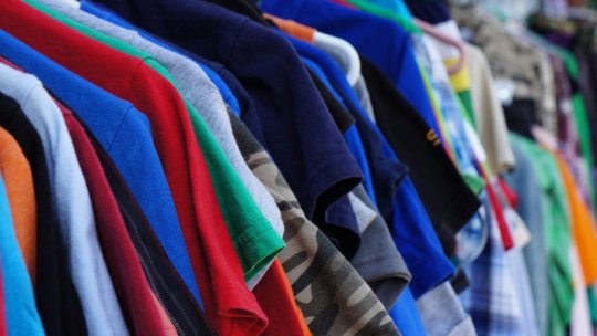 Sălaj: Sute de kilograme de haine la mâna a doua au fost retrase de la comercializare din magazine