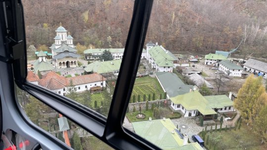 Amendă pentru operatorul unui elicopter care a aterizat în parcarea unei mănăstiri