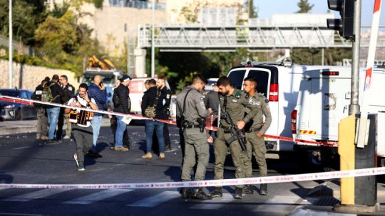 Cel puţin o persoană a murit şi 14 au fost rănite miercuri dimineaţa în două atacuri cu bombă produse în două staţii de autobuz din Ierusalim