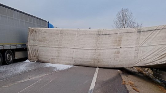 Un TIR s-a răsturnat pe DN 5