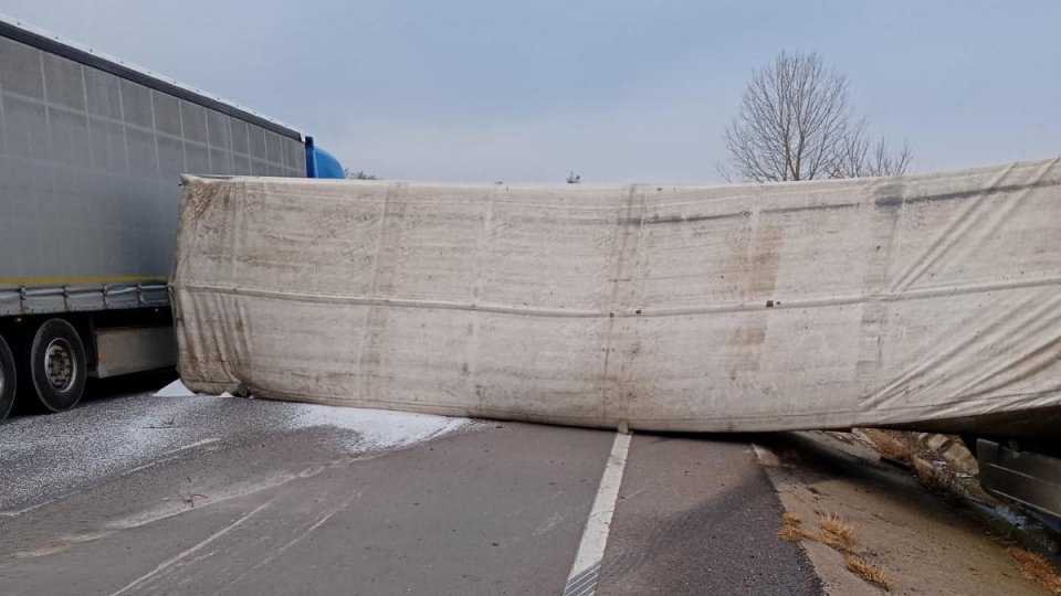 Un TIR s-a răsturnat pe DN 5