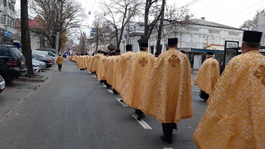 Sărbătorile Galațiului: Procesiune religioasă cu moaştele Sf. Cuvios Paisie de la Neamț